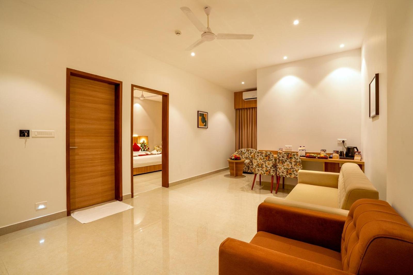 Hotel Grand Avenue Pambadi 외부 사진
