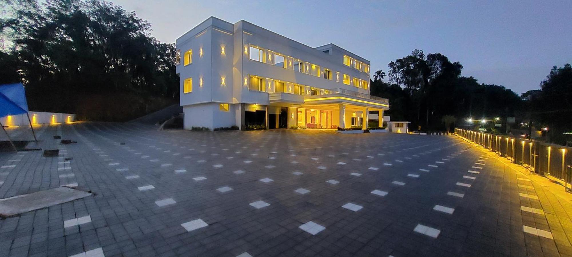 Hotel Grand Avenue Pambadi 외부 사진